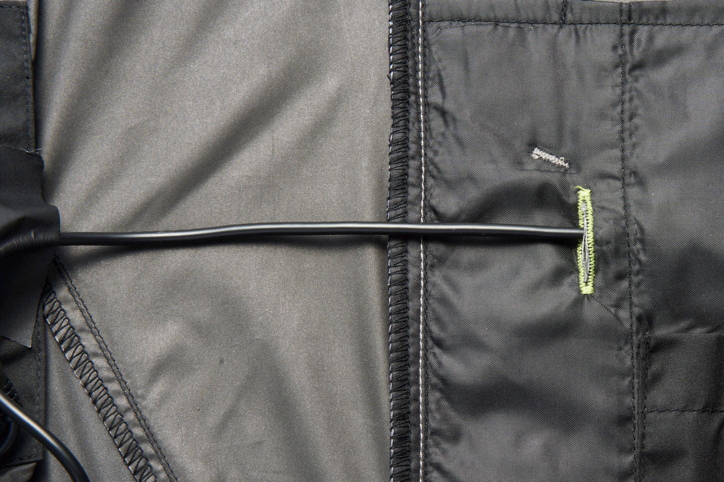 バッテリーケーブルコードホール