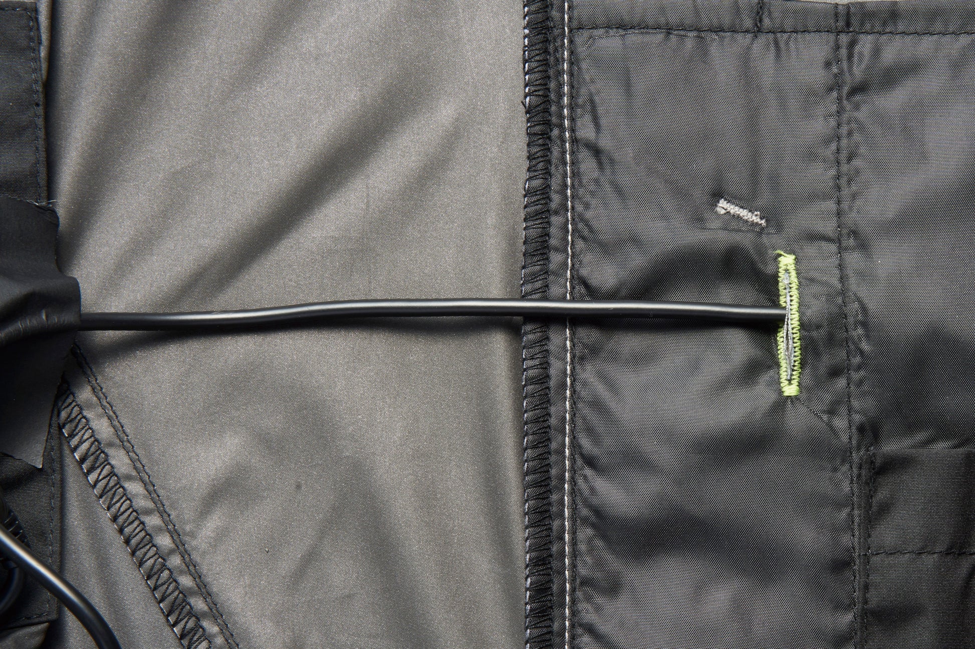 バッテリーケーブルコードホール